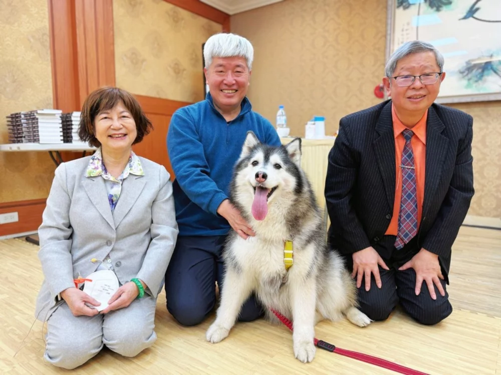 圖/「永康街女明星」吉心亮麗登場,現場秒變粉絲見面會!基金會董事長黃振輝與POP心理企管負責人呂秀金也擋不住這股超萌魅力,與何宗勳執行長一起用笑容捕捉溫馨的珍貴瞬間。(生命啟蒙教育基金會提供)