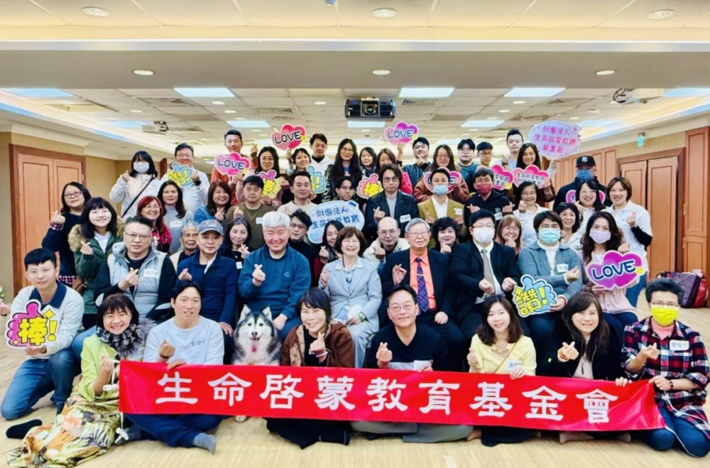 圖/POP心理企管負責人呂秀金與基金會董事長黃振輝希望藉由教育的力量,讓善念紮根於社會大眾的心中,參與講座的夥伴反應熱烈,現場大小朋友在笑聲中,發現原來善待生命也能這麼療癒。(生命啟蒙教育基金會提供)