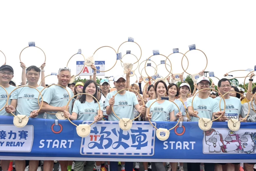 新北市鐵道馬拉松開跑 萬人追火車嗨翻東北角 新北市鐵道馬拉松開跑 萬人追火車嗨翻東北角