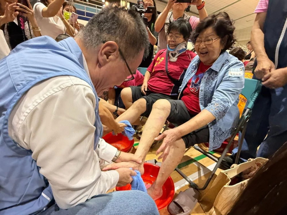 李四川土城替92歲嬤沐足　母親節前夕喊孝順要及時